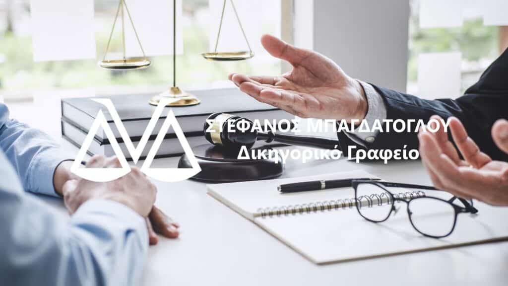 Συνάντηση νομικής συμβουλευτικής με έγγραφα και ζυγαριά δικαιοσύνης