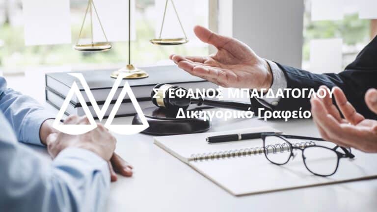 Συνάντηση νομικής συμβουλευτικής με έγγραφα και ζυγαριά δικαιοσύνης